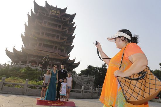 英国皇室夫妇黄鹤楼共渡七夕?原是武汉杜莎夫人蜡像馆送祝福