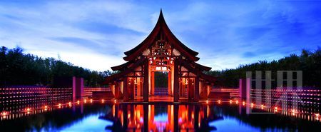 度假村没有大堂,只有一座传统泰式大凉亭喁喁立于水面,作为欢迎客人到达的场所 度假村没有大堂,只有一座传统泰式大凉亭喁喁立于水面,作为欢迎客人到达的场所
