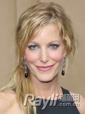 Anna Gunn 亚麻色偏分侧梳马尾
