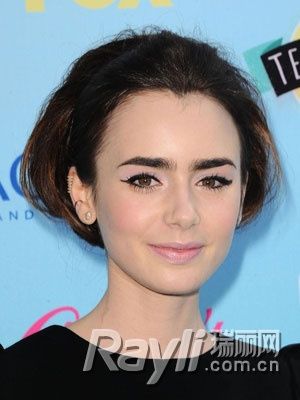 Lily Collins蓬松内扣式马尾