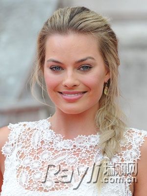 Margot Robbie 侧梳麻花辫