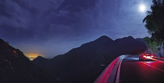 夜幕下的尾灯