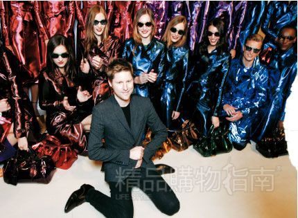 克里斯托弗-贝利(Christopher Bailey)与模特们在秀场后台庆功