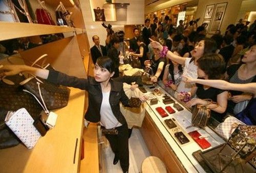 奢侈品业普通店员年薪在8万元左右 奢侈品业普通店员年薪在8万元左右
