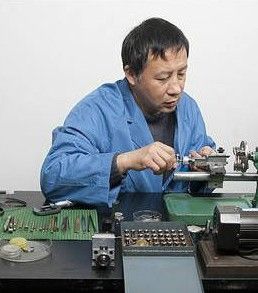 马师傅在自己的制表车间