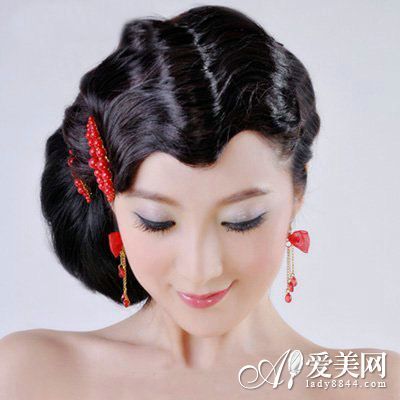 浪漫波浪卷发及红艳复古饰品