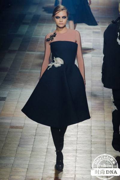Lanvin 2013 秋冬发布 Lancôme兰蔻 除了时装,Alber Elbaz还描绘出了一个全新领域。他从不受传统奢侈理念教条的束缚,如同他非凡的想象力一般,他的创作领域中大胆地注入了美好的情绪和人性的关怀,这成为他的设计作品的独特标志。同时,优雅与创新也是他对女性的至高尊重和礼赞,同时他也偶尔注入一些俏皮的元素。Alber Elbaz精美手绘插画 2013年Alber Elbaz与Lancôme兰蔻合作,为Lancôme兰蔻的三款经典畅销睫毛膏进行全新的设计,Alber Elbaz将他的独特风格在Lancôme兰蔻的几款全球热销的睫毛膏中彰显无遗。他构思出一个迷人的系列:每个细节都极尽精致时尚,如同一个以蝴蝶结妆饰的小盒子。“贯穿这个系列的主题就是双眸,”他解释道,“以及圆形。我的灵感源自那些动人的管身,我希望能设计出带点诙谐的和俏皮的风格。”liwXwIf3gIxnA
