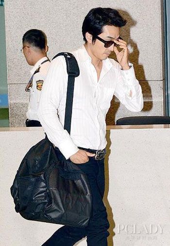宋承宪身背黑色机车包