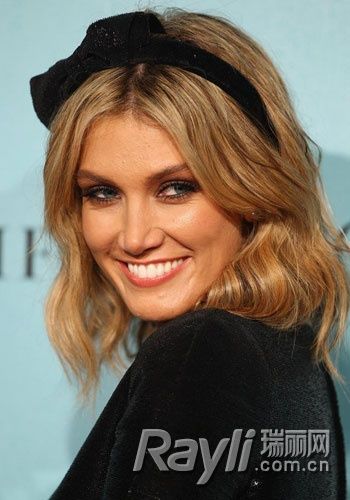 Delta Goodrem 金色蓬松齐肩卷发搭配黑色蝴蝶结发带