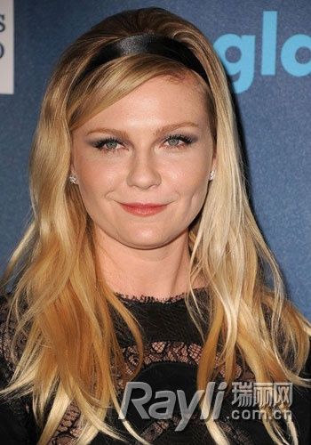 Kirsten Dunst 金色侧分披肩发搭配丝质发带