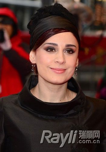 Maryam Moghadam经典高盘发搭配黑色绸缎发箍