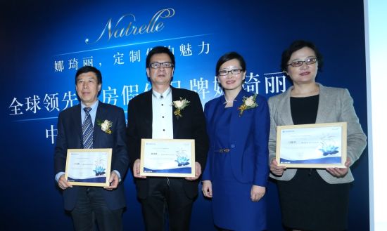 艾尔建公司中国区总裁赵萍女士为美胸定制医师授 证(从左至右:四川华美紫馨医学美容医院院长艾 玉峰教授、福州海峡美容医院院长林沸腾医生、艾 尔建公司中国区总裁赵萍女士、上海时光整形外科 医院整形外科业务副院长许黎平副教 艾尔建公司中国区总裁赵萍女士为美胸定制医师授 证(从左至右:四川华美紫馨医学美容医院院长艾 玉峰教授、福州海峡美容医院院长林沸腾医生、艾 尔建公司中国区总裁赵萍女士、上海时光整形外科 医院整形外科业务副院长许黎平副教