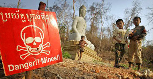 如果你去柬埔寨游玩 看到这个标志 千万别冒险进入…… 