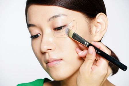 STEP2:斜角刷修饰眼下