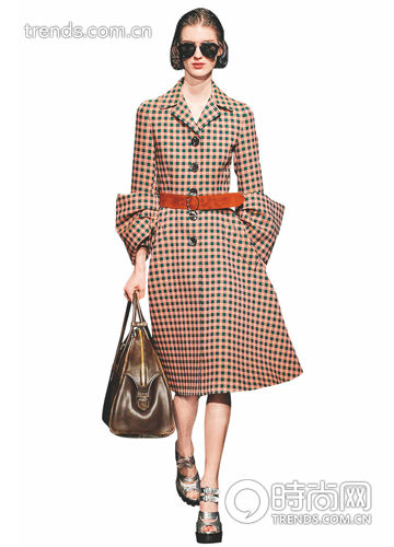 Prada 这季带来手拎大包、轻扶细腰、摇曳着伞裙出场的1950年代复古女郎