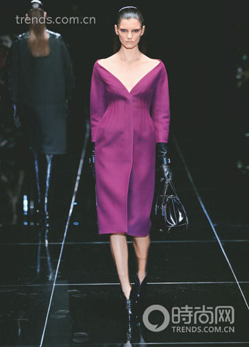 设计师Frida Giannini为Gucci 打造了略有些未来主义的1970年代风格女郎