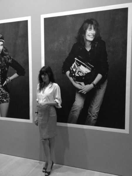 Lou Doillon在母亲Jane Birkin的香奈儿图片展照片前