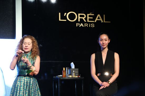 巴黎欧莱雅全球顶级护肤专家Joëlle Ciocco女士演示金致臻颜奢养精华油的使用手法 巴黎欧莱雅全球顶级护肤专家Joëlle Ciocco女士演示金致臻颜奢养精华油的使用手法