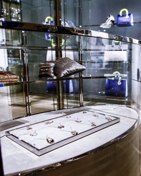 迪奥杭州大厦精品店珠宝腕表展示的最新款珠宝“Tell-me-dior”系列