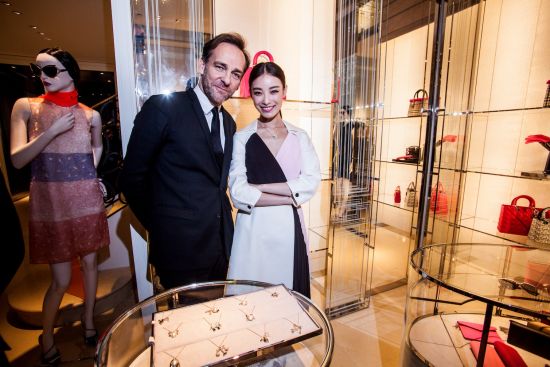 迪奥中国区总裁Renuad de Lesquen 亲手为倪妮戴上 Tell ME Dior 系列星座项链