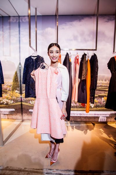 倪妮展示迪奥早春系列裙装