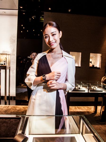 倪妮展示最新 Dior VIII Grand Bal 系列高级腕表