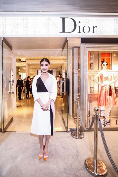 著名演员倪妮出席迪奥杭州大厦精品店开幕活动身着Dior 2014 Cruise 早春系列