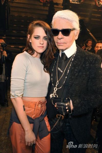 香奈儿最新代言人Kristen Stewart和老佛爷在香奈儿达拉斯秀场上 香奈儿最新代言人Kristen Stewart和老佛爷在香奈儿达拉斯秀场上