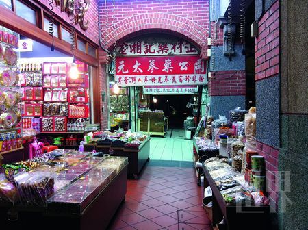 骑楼商铺间,南北货琳琅满目,好不热闹 骑楼商铺间,南北货琳琅满目,好不热闹