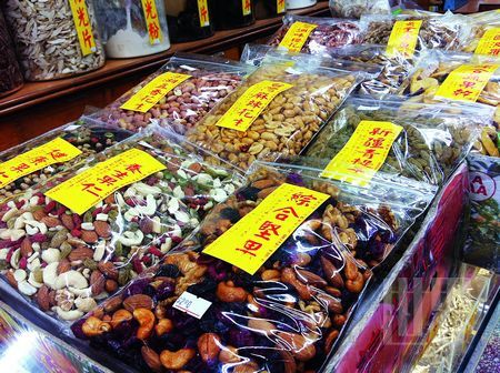 骑楼商铺间,南北货琳琅满目,好不热闹 骑楼商铺间,南北货琳琅满目,好不热闹