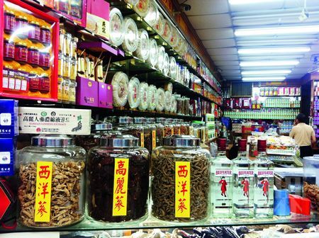 骑楼商铺间,南北货琳琅满目,好不热闹 骑楼商铺间,南北货琳琅满目,好不热闹