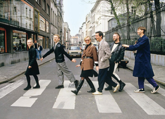 刚刚出道的“六君子”模仿the Beatles的过街照