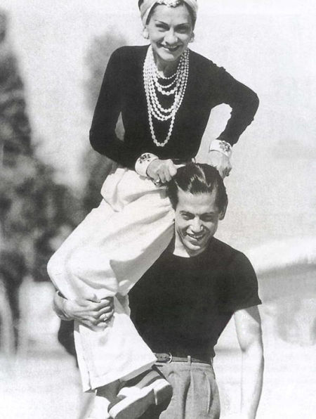 1937年的可可-香奈儿身着与她的男伴几乎相同的服饰,看上去十分优雅