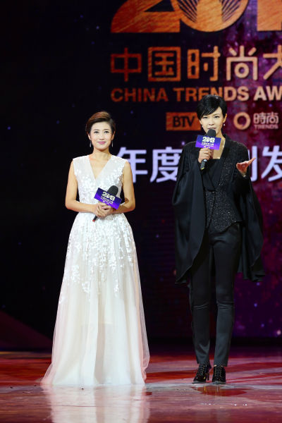 主持人春妮、李艾