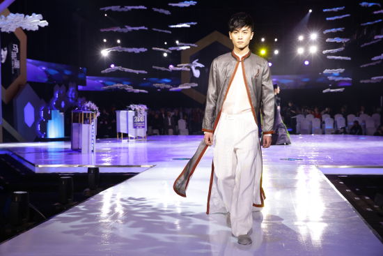 陈晓在中国时尚大典上T台首秀