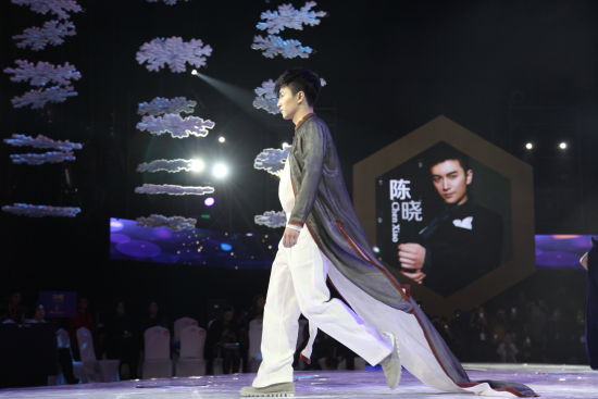 陈晓步履轻盈演绎古典气质