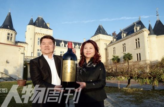 波尔多冰冷的河水吞没了郝琳和他12岁的儿子,以及机上另外两名乘客。 波尔多冰冷的河水吞没了郝琳和他12岁的儿子,以及机上另外两名乘客。