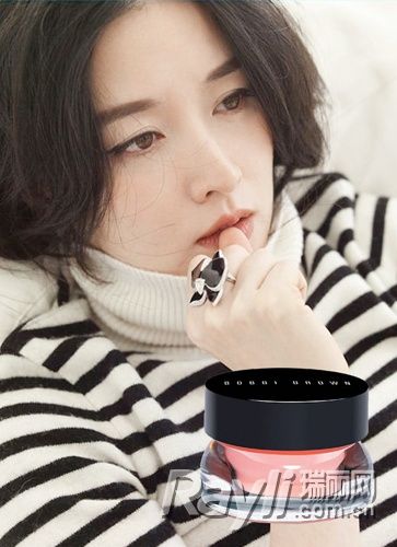李英爱 李英爱的最爱——芭比•波朗 (Bobbi Brown) 至盈呵护舒缓霜 推荐理由:韩国明星的最爱,在韩国卖到断货的单品,同样很适合亚洲人的肌肤。 产品卖点:彩妆产品享誉全球的芭比•波朗 (Bobbi Brown) ,所有的护肤品好像也都是为了让妆容更美丽而准备,难怪一直备受明星青睐。这款产品非常适合经常化妆的肌肤,富含鳄梨、乳木果等植物精油,能及时滋润保湿肌肤,加上蜂蜡成分提供高效能的锁水保护膜,并能让上妆后的肌肤格外健康亮丽。如果你也是个超级彩妆爱好者,这款产品一定要试。 明星粉丝:被称为氧气美女的李英爱在出席公众场合时总是拥有精致自然的妆容,秘诀就是芭比•波朗 (Bobbi Brown) 至盈呵护舒缓霜。韩国狗仔队经常在明星家门口蹲点偷拍,发现很多明星的梳妆台上都摆着这款舒缓霜。珍妮弗•安妮斯顿 (Jennifer Aniston)