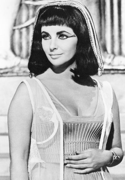 伊丽莎白·泰勒(Elizabeth Taylor)在1963年扮演了克莱奥帕特拉 伊丽莎白·泰勒(Elizabeth Taylor)在1963年扮演了克莱奥帕特拉