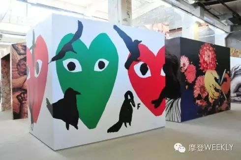 2008年川久保玲在北京做过一场期间限定展览,亦有呈现PLAY系列 2008年川久保玲在北京做过一场期间限定展览,亦有呈现PLAY系列