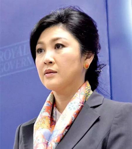 对于深沉的黑灰色系,英拉大姐擅长以珍珠项链、彩色丝巾等配饰进行丝丝点缀。 对于深沉的黑灰色系,英拉大姐擅长以珍珠项链、彩色丝巾等配饰进行丝丝点缀。