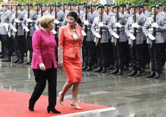对于英拉大姐和默克尔大妈在德国欢愉相聚的画面,我实在分辨不出哪位更不忍直视了…… 对于英拉大姐和默克尔大妈在德国欢愉相聚的画面,我实在分辨不出哪位更不忍直视了……