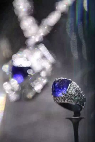 宁静平和的蓝宝石,倒也像极了这个女人如海洋般丰富的内心世界。 宁静平和的蓝宝石,倒也像极了这个女人如海洋般丰富的内心世界。