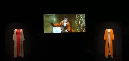 伊丽莎白-泰勒与宝格丽珍藏珠宝艺术展现场。 伊丽莎白-泰勒与宝格丽珍藏珠宝艺术展现场。