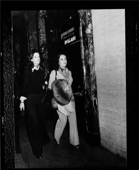 1967年,伊丽莎白-泰勒在宝格丽位于罗马via dei Condotti 10号的精品店前留影。 1967年,伊丽莎白-泰勒在宝格丽位于罗马via dei Condotti 10号的精品店前留影。