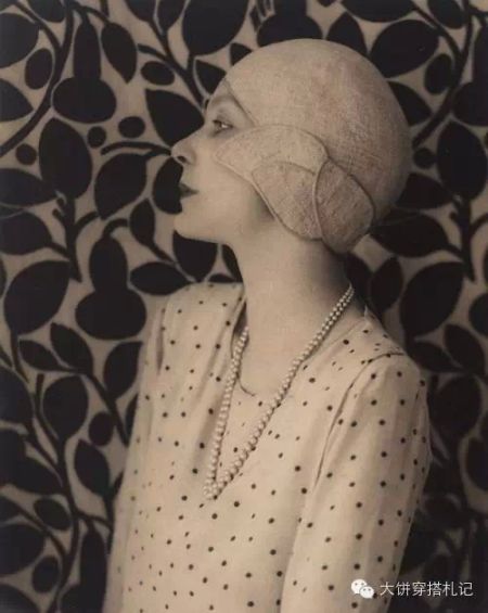 1929 Doris Zinkeisen wearing a polka dot blouse 1929 Doris Zinkeisen wearing a polka dot blouse