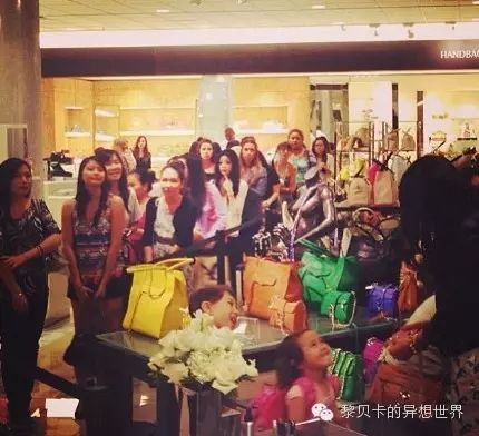 签售会现场的包包和粉丝们 签售会现场的包包和粉丝们