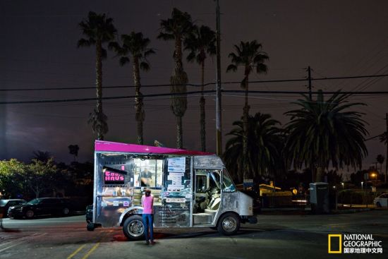 　　洛杉矶一家在深夜售卖冰激凌的流动餐车拍摄：Gerd Ludwig