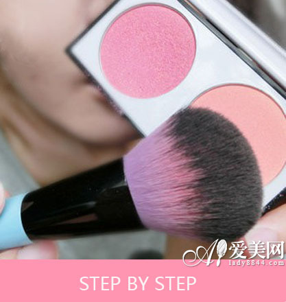 第四步:刷上橘色系腮红 第四步:刷上橘色系腮红