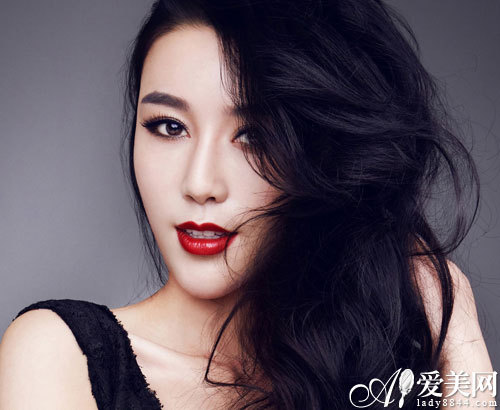 与红唇搭配的发型和眉形 与红唇搭配的发型和眉形